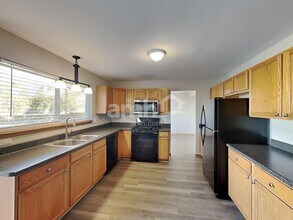 2438 Foxtail Ct in Crest Hill, IL - Foto de edificio - Building Photo