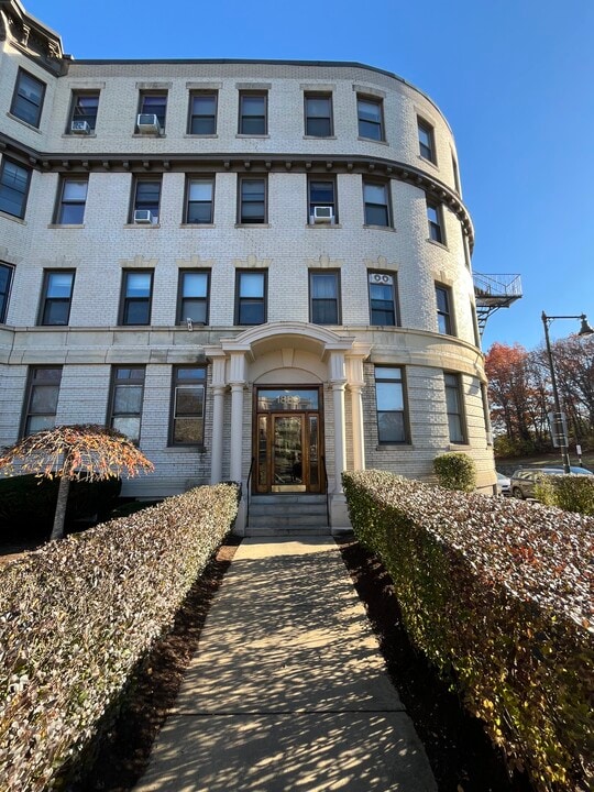 1880 Commonwealth Ave, Unit #1 in Boston, MA - Foto de edificio