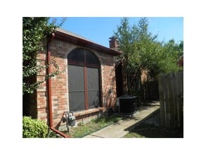 904 Teakwood Ln in Desoto, TX - Building Photo - Building Photo