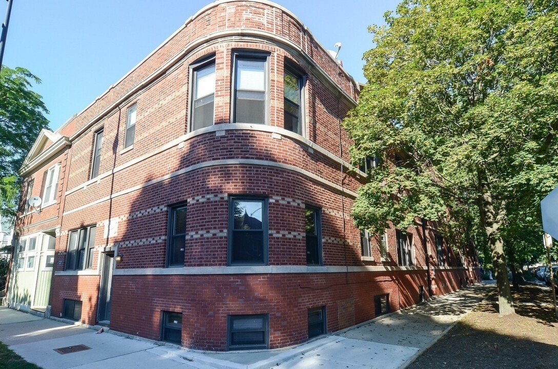 3735 N Damen Ave in Chicago, IL - Building Photo