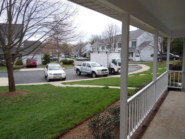 28 Kingswood Rd in Branchburg, NJ - Foto de edificio - Building Photo