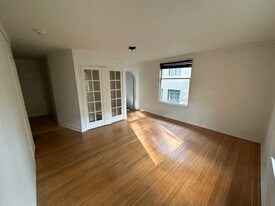 2229 Northwest Everett Street, Unit Apt #4 in Portland, OR - Building Photo
