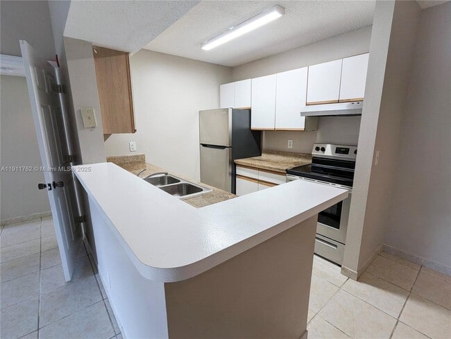 4015 W McNab Rd in Pompano Beach, FL - Foto de edificio - Building Photo