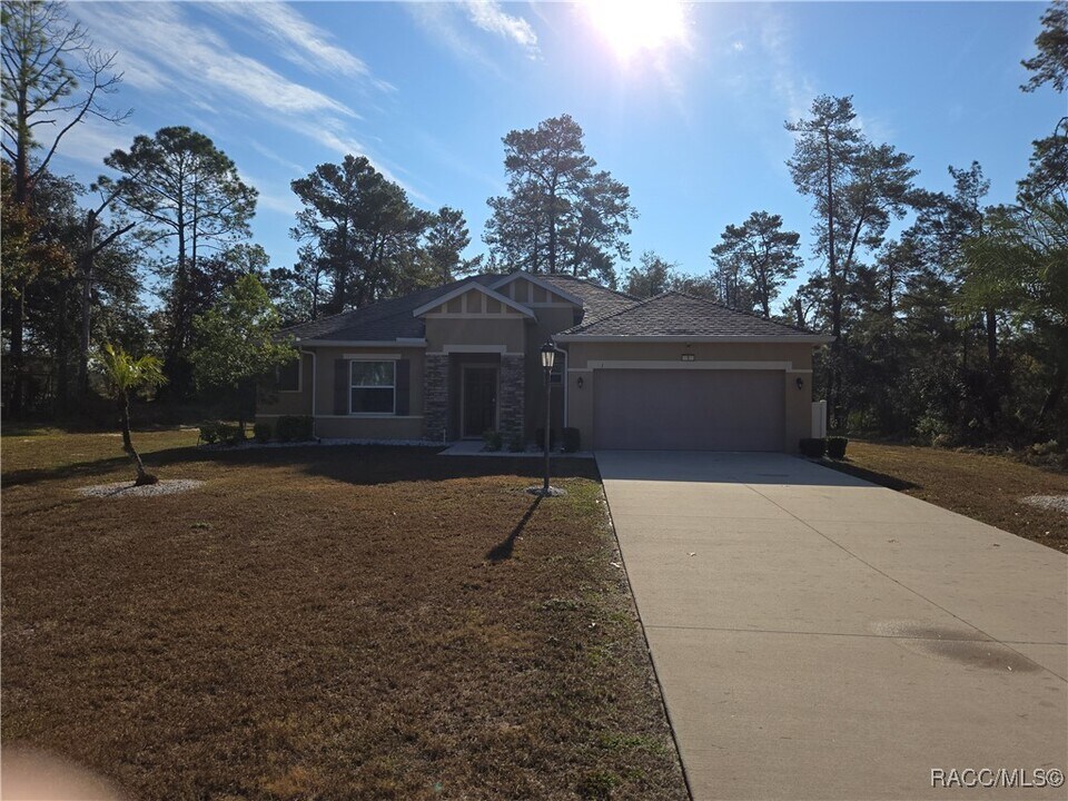 1 Greenpark Blvd in Homosassa, FL - Building Photo