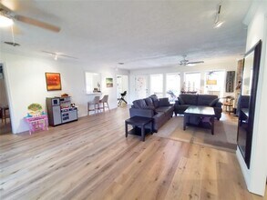 5054 Yarwell Dr in Houston, TX - Foto de edificio - Building Photo