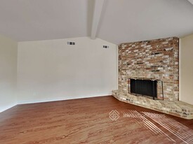 2054 Oak Shores Dr in Humble, TX - Foto de edificio - Building Photo