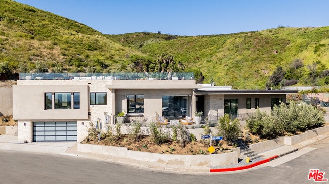 property at 1205 Las Lomas Pl