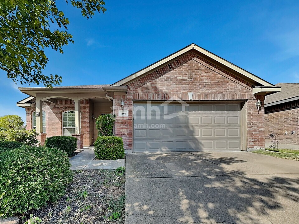 1101 Johnson City Ave in Forney, TX - Foto de edificio