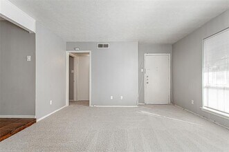 10248 Regal Oaks Dr in Dallas, TX - Building Photo - Building Photo