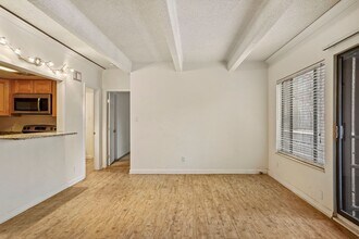 2525 S Dayton Way in Denver, CO - Foto de edificio - Building Photo