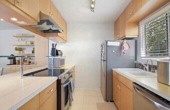 6675 Mission Gorge Rd, Unit A215 in San Diego, CA - Foto de edificio - Building Photo