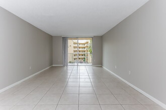 9360 Fontainebleau Blvd in Miami, FL - Building Photo - Building Photo