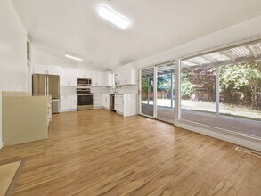 16112 NE 24th St in Bellevue, WA - Building Photo - Building Photo