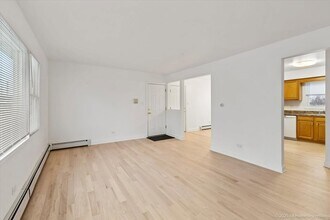 7121 W 110th St, Unit 2W in Worth, IL - Building Photo - Building Photo