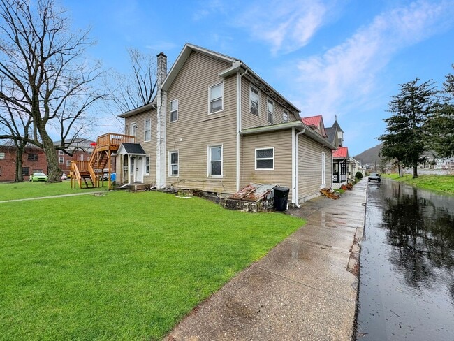 200 Danis St in Mill Hall, PA - Building Photo - Building Photo