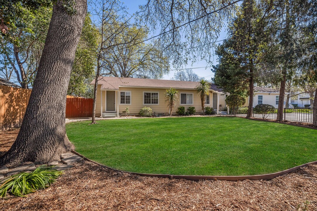 570 E 3rd Ave in Chico, CA - Building Photo
