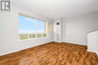 1100-1100 Ambleside Dr in Ottawa, ON - Building Photo - Building Photo