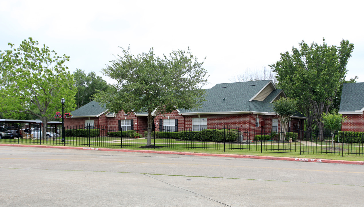 BedFord apartments in Friendswood, TX - Building Photo