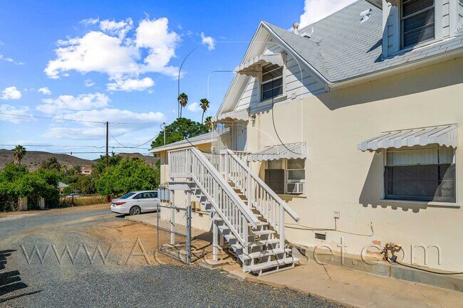 207 E Graham Ave in Lake Elsinore, CA - Building Photo - Building Photo