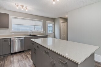 15675-15618 18 Ave SW in Edmonton, AB - Building Photo - Building Photo