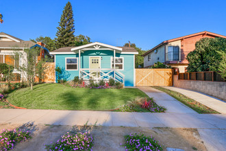 Duplex Farmhouse in Los Angeles, CA - Building Photo - Other