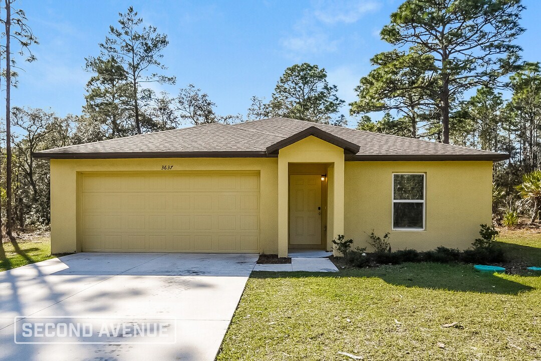 3637 W Parkview Dr in Citrus Springs, FL - Building Photo