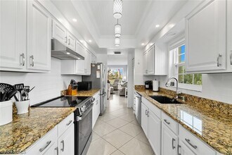 4140 Bayhead Dr in Bonita Springs, FL - Foto de edificio - Building Photo