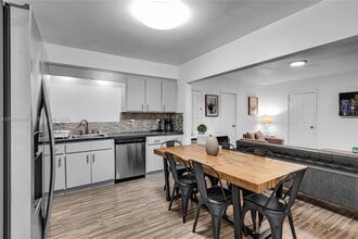 977 SW 10th St in Miami, FL - Foto de edificio - Building Photo