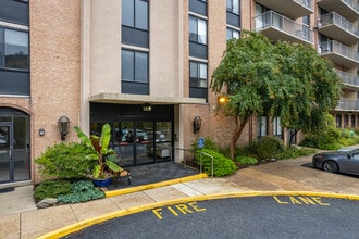 Strath Haven Condominiums in Swarthmore, PA - Foto de edificio - Building Photo