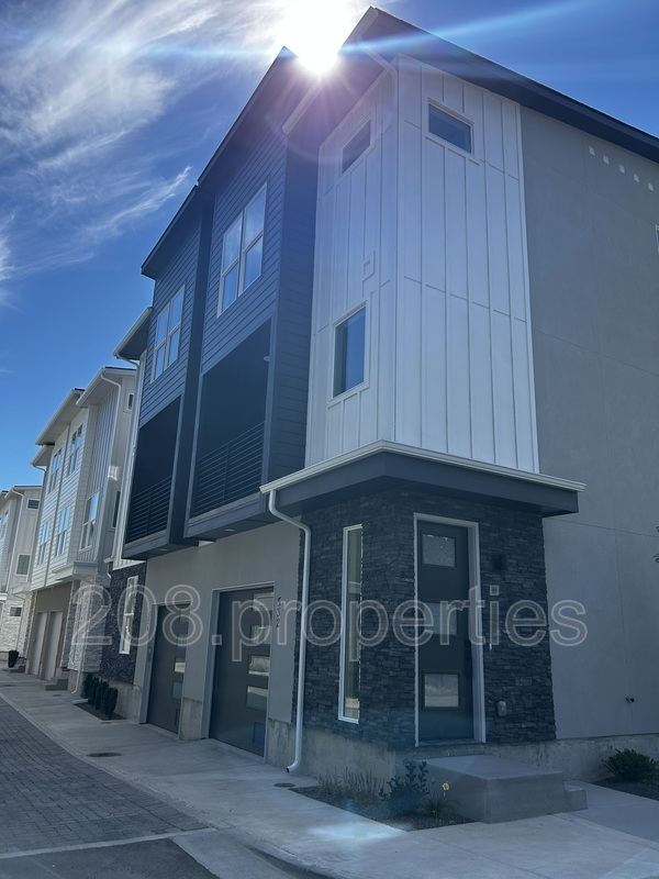 524 Violets Cove Ln in Garden City, ID - Foto de edificio - Building Photo