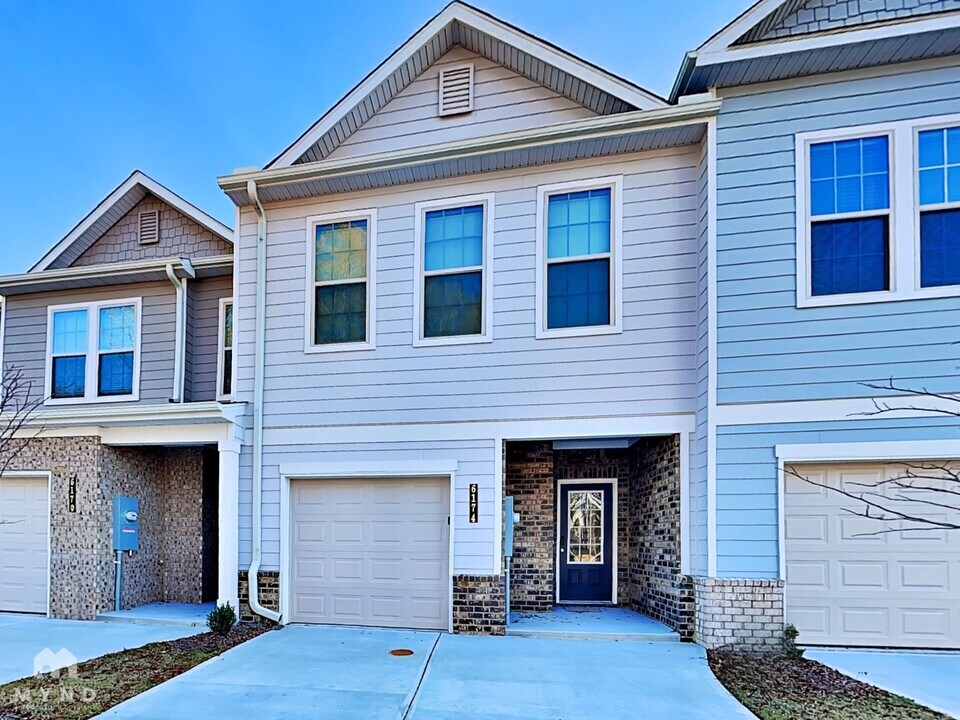 6174 Ripple Wy in Atlanta, GA - Foto de edificio