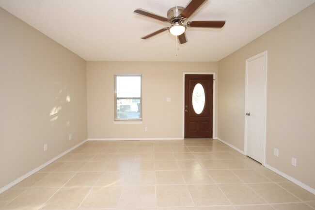 401 Cornwall Cir in Pensacola, FL - Building Photo - Building Photo