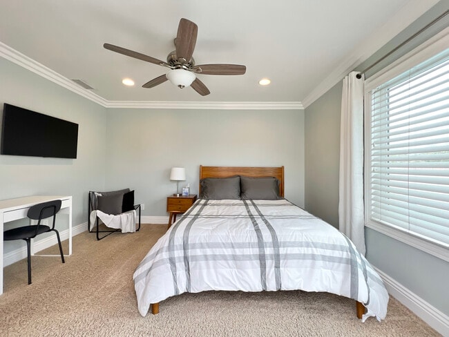 property at 5023 Verdura Ave