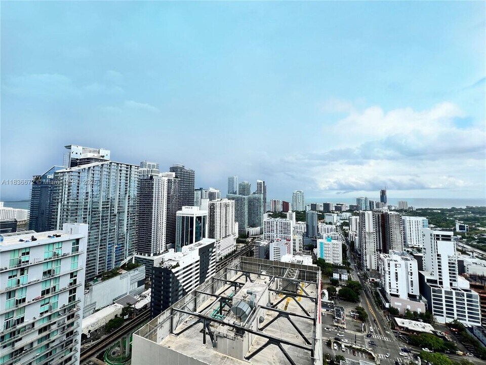 185 SW 7th St in Miami, FL - Building Photo