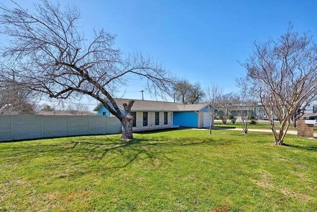 801 Salem Ln in Austin, TX - Building Photo - Building Photo