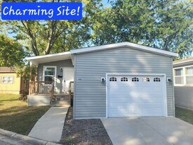 1166 Country Club Rd in Elgin, IL - Building Photo