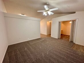 837 Cally Ct in Redding, CA - Building Photo - Building Photo