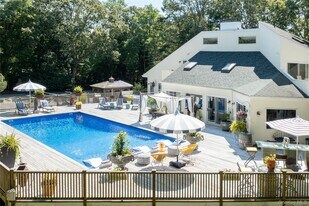 26 Quarter Ct in Westhampton, NY - Building Photo