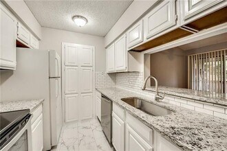 1204 Harwell Dr, Unit 2122 in Arlington, TX - Foto de edificio - Building Photo