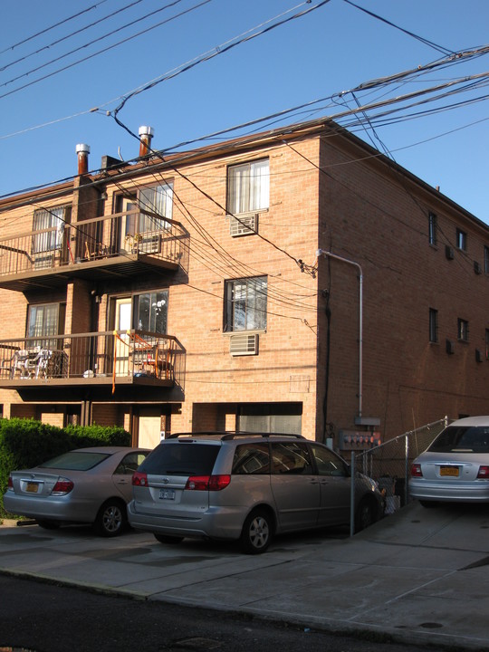 61-36 169th St in Flushing, NY - Building Photo