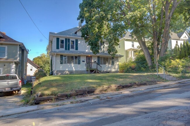 property at 907 43rd St