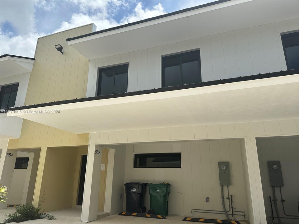 552 NW 7th St in Florida City, FL - Building Photo