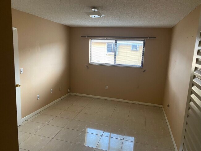 8095 NW 8th St in Miami, FL - Building Photo - Building Photo