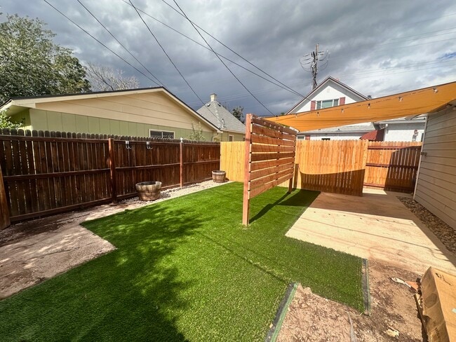 27 W Las Animas St, Unit #B in Colorado Springs, CO - Foto de edificio - Building Photo