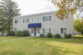 2215 Westmount Rd NW in Calgary, AB - Building Photo - Building Photo