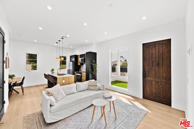 property at 2324 S Dunsmuir Ave