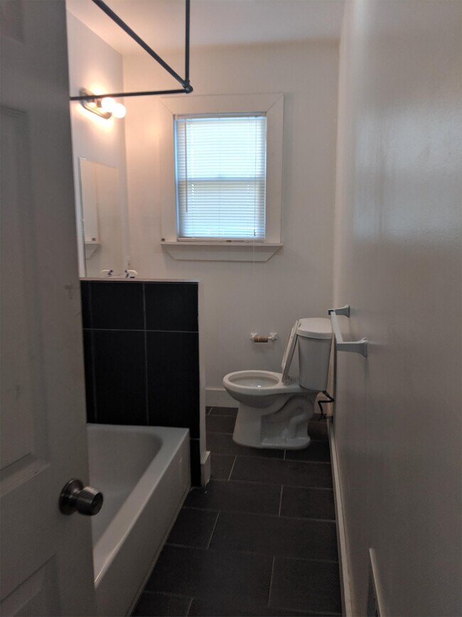 2541 Monterey St-Unit -3 (upper left) in Detroit, MI - Building Photo - Building Photo