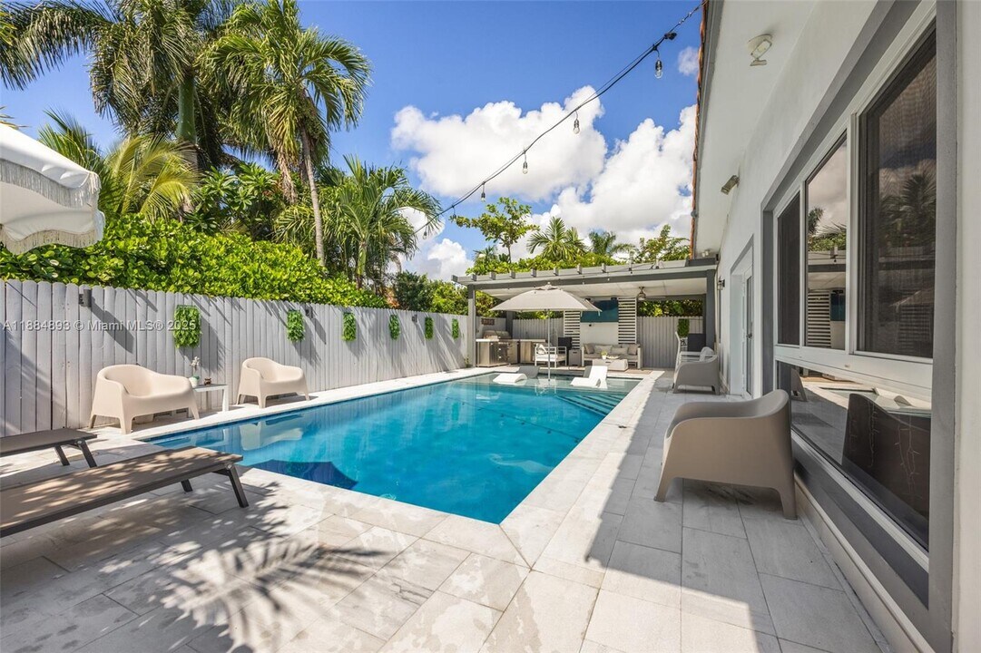 110 SW 22nd Rd in Miami, FL - Building Photo