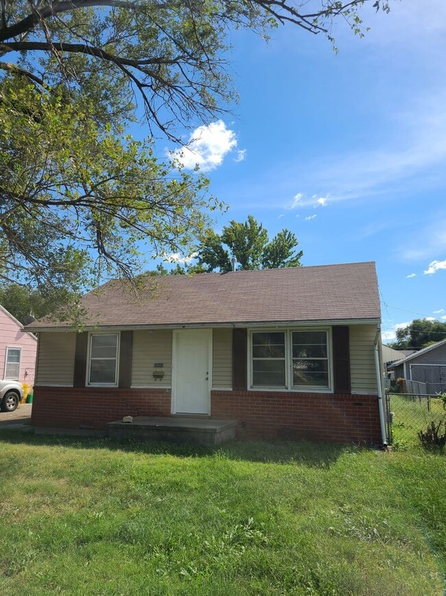 property at 823 W 14th St