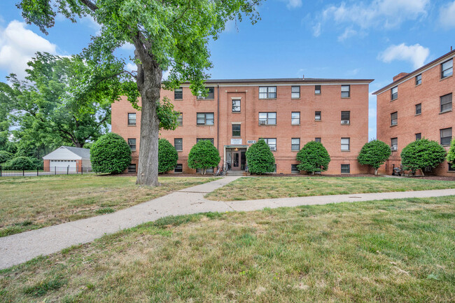 Columbia Manor in College Park, MD - Foto de edificio - Building Photo